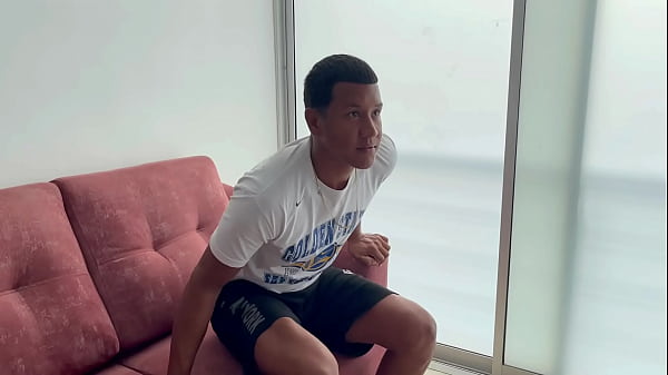 1pt.Le doy un delicioso masaje a mi pequeña hermanastra hasta que la pongo caliente y termino follandola por el culo.