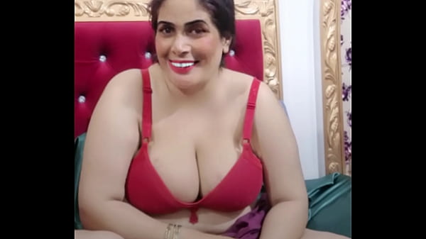 Beautiful Pakistani Aunty Showing Her Tits and Best Sucking Dick