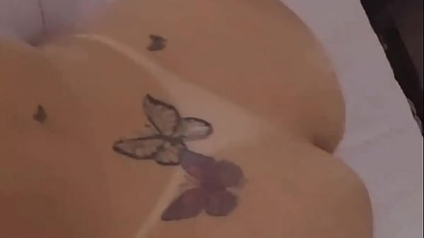 Brasileira latina amiga da esposa espera ela sai e fode forte até gozar com marido dela