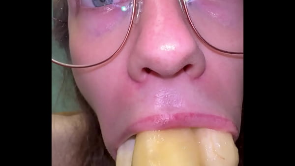 Dumb bitch Dommylips stuffs their mouth with bananas