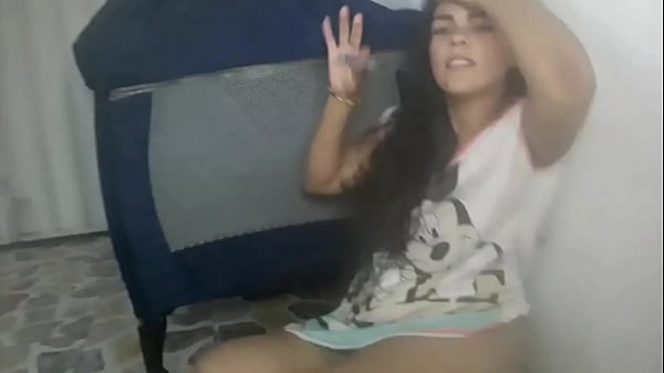 EL VECINO ME ESCUCHA PIDIENDO AYUDA ENTRA A MI CASA Y ME FOLLA EL CULO