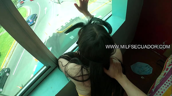 Follamos delante de la ventana con mi hijastro y podemos ver a todos los vecinos pasar que excitante