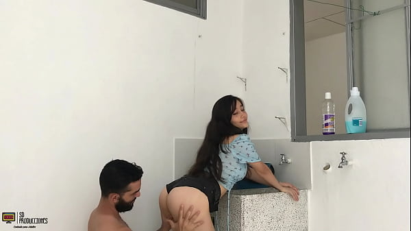 Follandome a mi hermanastra en el patio de la casa en una mañana soleada CUM-NALGAS HISTORIA COMPLETA