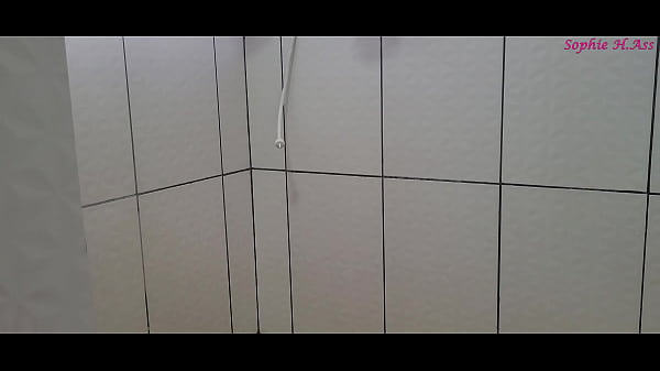 Gostosa de calça legging molhada no banho. Bunda Grande Perfeita Sophie HelenAss