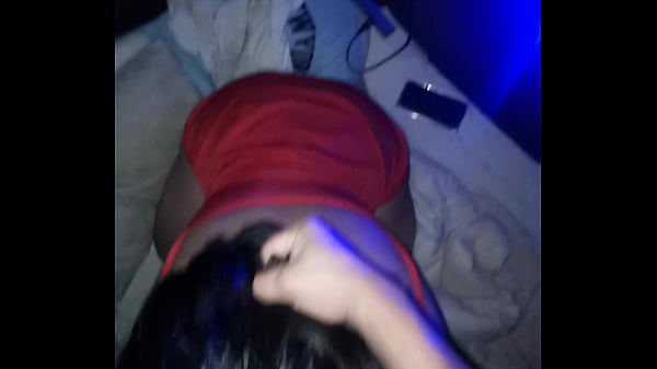 Hermosa joven llega a casa