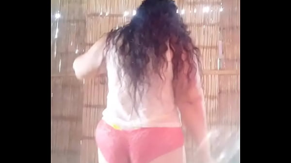 Hermosa madura latina bailando