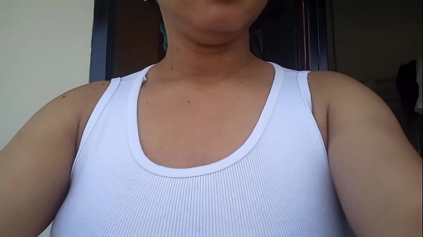 HIJASTRA EN EL BALCON TIENE CALOR Y SE LE VE SU COÑO MOJADO EL VECINO PERVERTIDO LA OBSERVA Y LA HIJASTRA SE DA CUENTA YTERMINA EN SU CAMA A SEGUIR CON SU DELICIOSA MASTURBACION