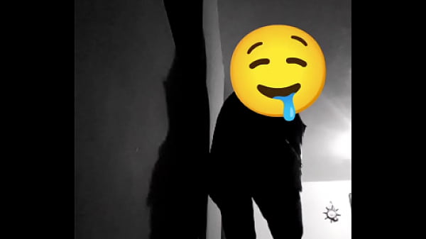 La negrita puta estaba arrecha y se culea al repartidor de pizza