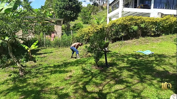 La patrona de la finca se folla un obrero que sale de la piscina desnudo
