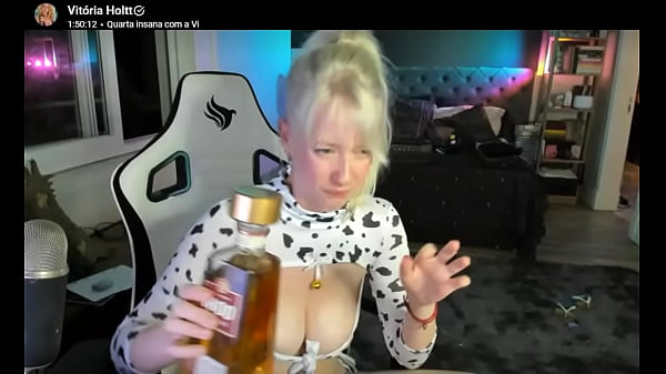 Loira peituda na webcam