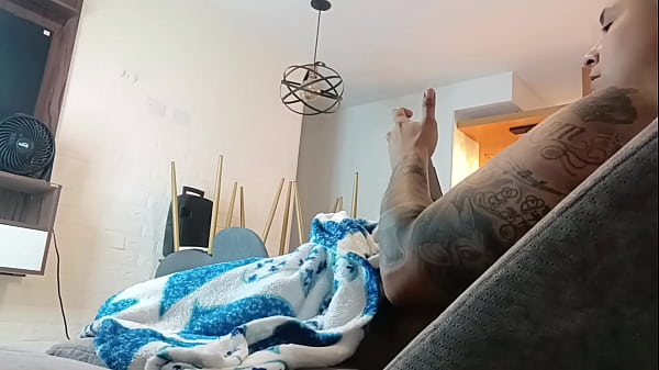 Me gusta grabarme mientras me masturbo, pero a la puta de mi madrastra le dio por entrar a mi cuarto mientras lo hacia – Historia completa