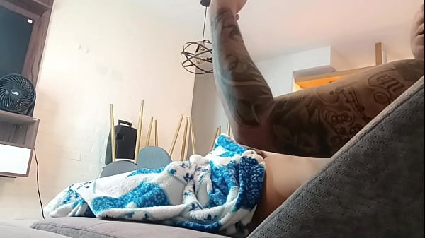 Me gusta grabarme mientras me masturbo, pero a la puta de mi madrastra le dio por entrar a mi cuarto mientras lo hacia