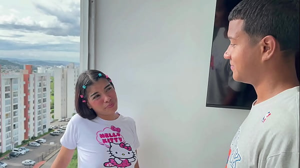 Mi timida hermanastra es virgen y me pide que la folle por primera vez y me le corra en su culo.H.L