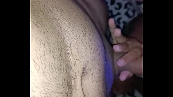 Novinha morena chupando e fodendo gostoso sem camisinha