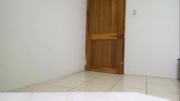 OHHH POR DIOS !! LA HIJASTRA MEXICANA INGRESA AL CUARTO DE SU PADRASTRO A DARLE LA SORPRESA Y LA HIJASTRA TERMINA SIENDO LA SORPRENDIDA