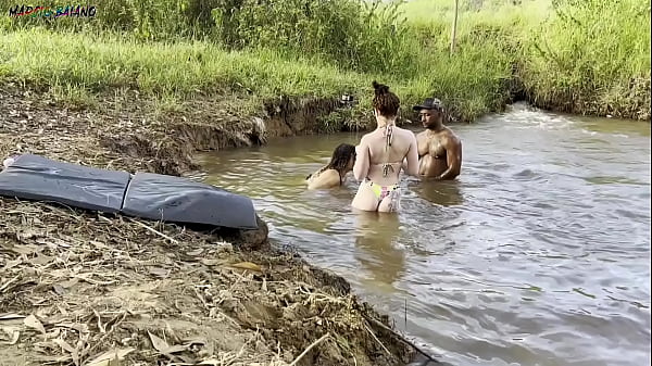 Sexo ao ar livre tomando banho de sol à beira do rio botei duas gostosas pra mamar e torei as duas gozando dentro…