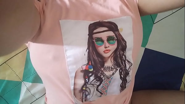 SEXY VECINA MUY CALENTONA SE MASTURBA CON EL COÑO ARRECHO QUERIENDO CULIAR Y QUE LE MAMEN LAS TETAS.