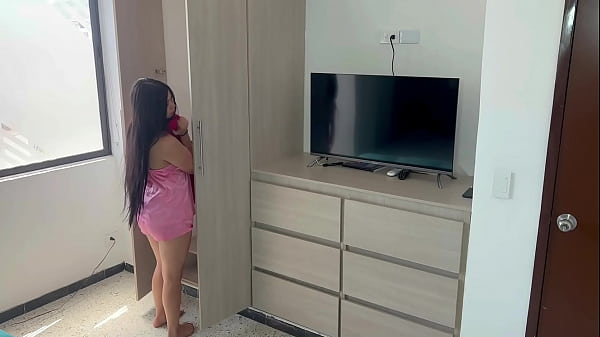 Un buen polvo mientras mi hermanastra busca ropa en su armario. H.L.