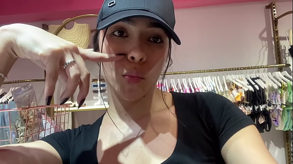 Zorra caliente sorprendida atrapada probándose bikini con sus tetas perfectas y culo grande