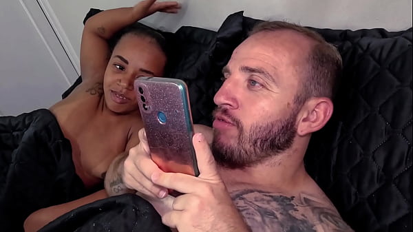 Casal de anões ligaram para contratar uma puta pra fazer um menage