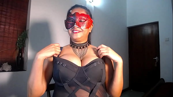 අදත් පෙන්නපු කැළණි ඉශානි ගේ බෝල තන් දෙක!