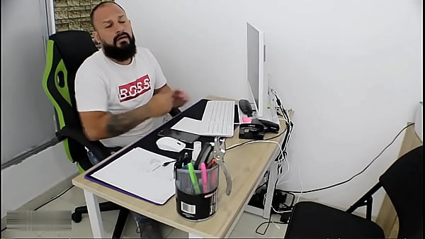 Llego a un trato muy caliente con mi jefe para que me suba el sueldo y un mejor cargo – Cum On Tits – Porno en Español