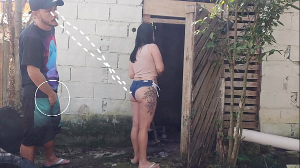 Meu marido saiu e me deixou receber o pedreiro sozinha para um orçamento