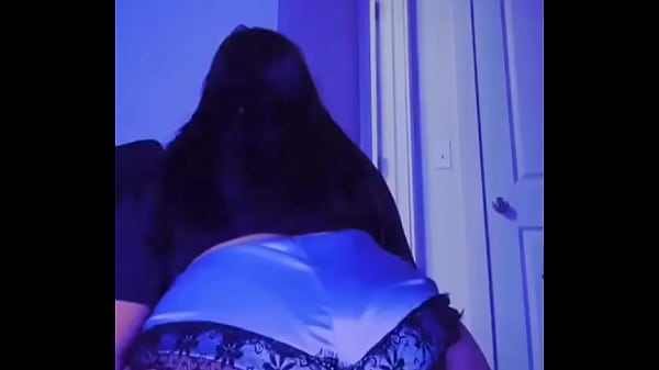 Putita Daya moviendo el culo